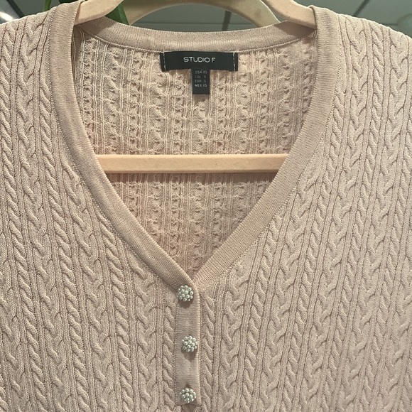 Beautiful lightweight sweater - Picture 2 of 2